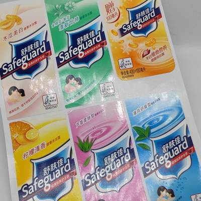 Do filme lustroso do ANIMAL DE ESTIMAÇÃO das etiquetas dos fundamentos do agregado familiar da impressão de CMYK etiqueta plástica da garrafa