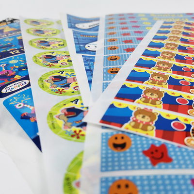 Os desenhos animados lustrosos esparadrapos imprimíveis das etiquetas BOPP de CMYK cortaram folhas da etiqueta