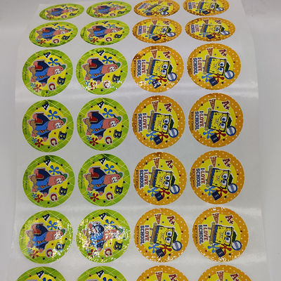 Os desenhos animados lustrosos esparadrapos imprimíveis das etiquetas BOPP de CMYK cortaram folhas da etiqueta