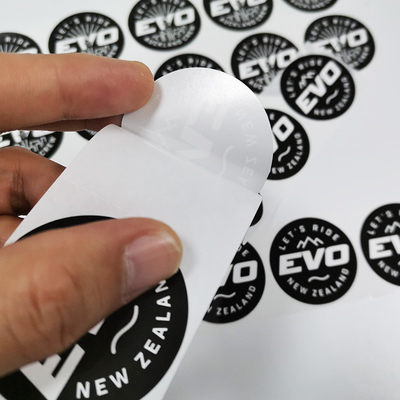 Etiquetas varejos feitas sob encomenda de BOPP que envernizam o papel imprimível giratório da etiqueta do vinil